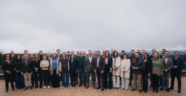 Un #equipo amplio, solvente, comprometido, generoso, cohesionado, con #principios. 
Un equipo liderado (así lo decidieron los afiliados) por nuestro Presidente y referencia <a href="/Santi_ABASCAL/">Santiago Abascal 🇪🇸</a> 
Grandes #compañeros, grandes profesionales, que aportan trabajo, ideas y experiencias. Que