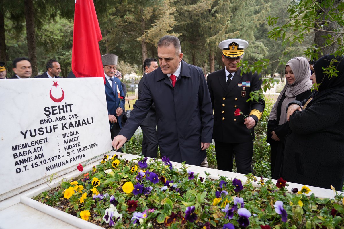 mugla_mem's tweet photo. Bir Milletin Fedakârlığı — Bir Bayrağın Hürriyeti
                          🇹🇷“ÇANAKKALE”🇹🇷
…
Ey adsız, sansız, isimsiz, toprağın kara bağrını gülistan edenler!..
Kan deryasında al al gül olup bitenler!..
Türk milletinin şan ve şerefine leke sürdürmeyenler!
Ey tarihin çarkını geri döndürmek isteyenleri, tarih çarkının mengenesinde boğanlar! 
Sizi kalem yazmaktan, kelam ifadeden aciz…

18 Mart Şehitler Günü ve Çanakkale Deniz Zaferi Programı kapsamında Muğla Şehitlikleri ziyaret edilerek şehitlerimiz için Kur’an-ı Kerim Tilaveti okundu.

@tcmeb @Yusuf__Tekin @tcmuglavaliligi @idrisakbiyik @emrecay55