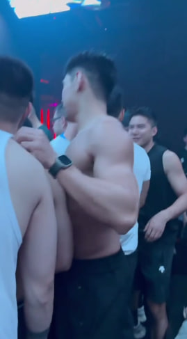 JustinWalt32593's tweet photo. 上周末去的gay同志  singles bar  感觉就是天上人间 在推特的宝子们这周想和我一起去的可以私信我 #在线等你的私信 https://t.co/06MAY7LeVe