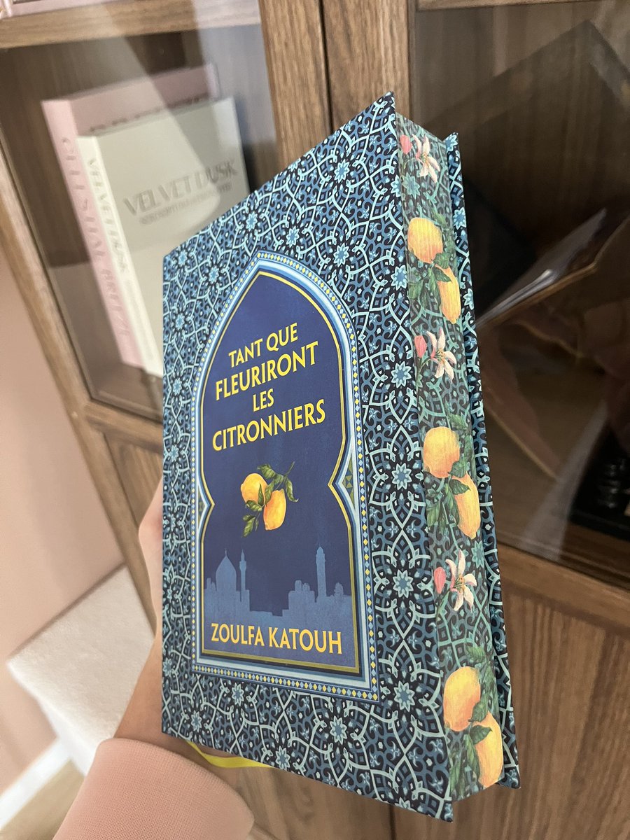 Bzzkkaa's tweet photo. J’en profite mon flex avec la trop belle version que je me suis offerte, j’étais obligée après être tombée amoureuse du livre https://t.co/yHGuRimKK3