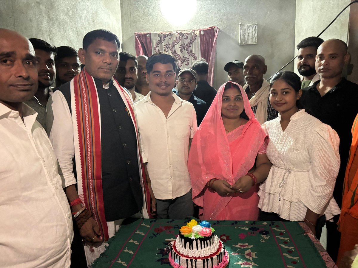 SurendramBJP's tweet photo. भाजपा के सक्रिय नेता एवं मेरे प्रिय भतीजा श्री कुणाल जी के अवतरण दिवस के अवसर पर आयोजित कार्यक्रम में सम्मिलित होकर उन्हें हार्दिक बधाई एवं शुभकामनाएँ दी।

ईश्वर से प्रार्थना है कि उन्हें उत्तम स्वास्थ्य, दीर्घायु जीवन एवं निरंतर सफलता प्रदान करें। https://t.co/K72vSbwTNA