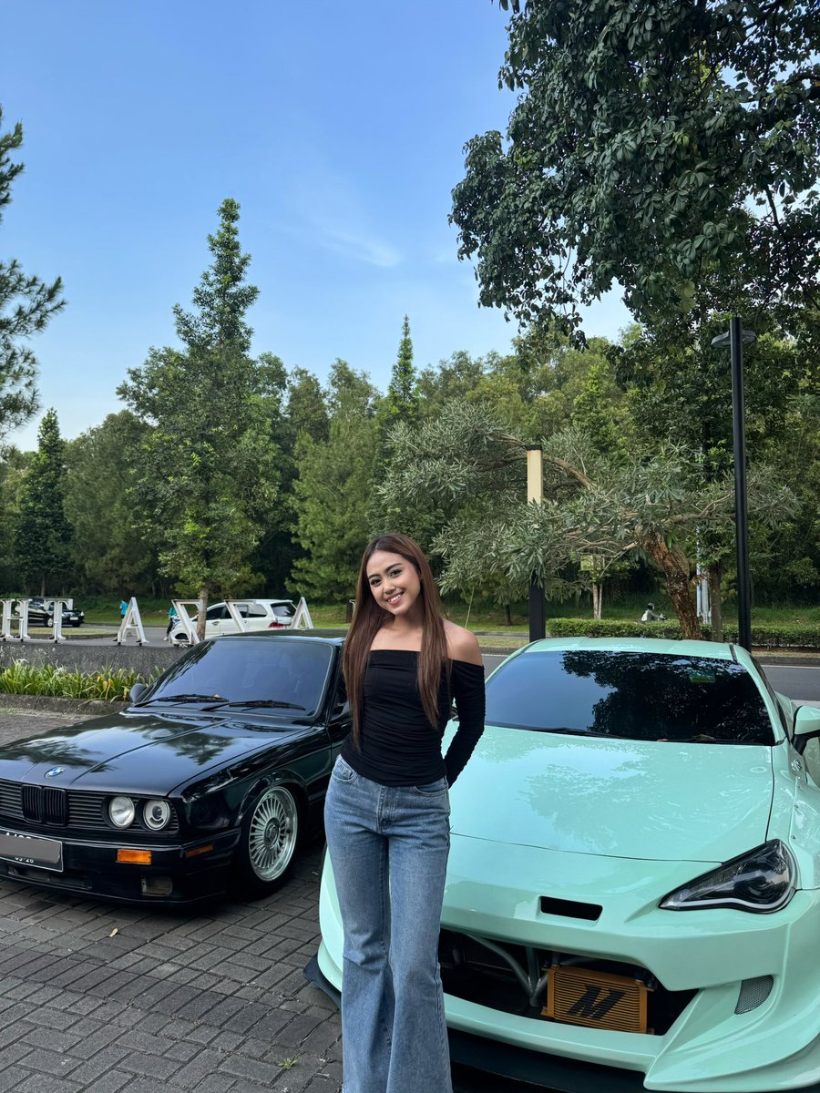 _siscasaras_'s tweet photo. Foto sama mobil lucu https://t.co/8hcPVY0soK
