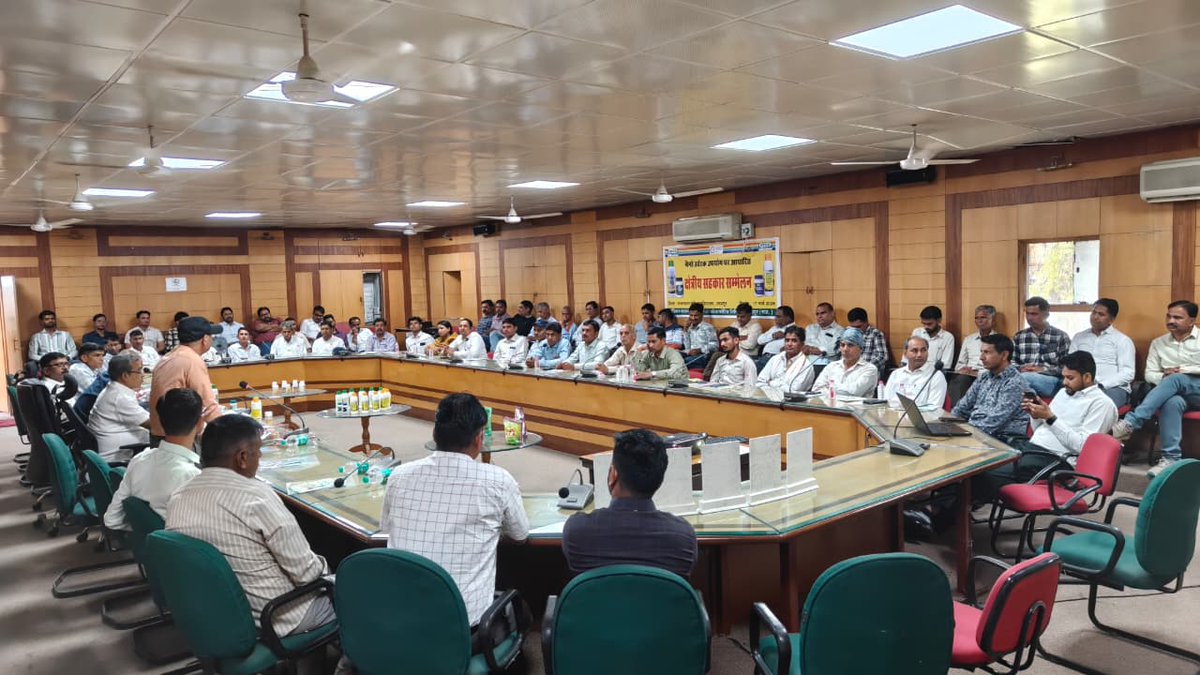 IFFCO_RJ's tweet photo. इफको उदयपुर
कार्यक्रम का नाम: जिला सहकार सम्मेलन 
मुख्य अतिथि: श्री आशुतोष भट्ट, प्रबंध निदेशक, केन्द्रीय सहकारी बैंक, उदयपुर
अध्यक्षता:,श्री पृथ्वीराज सिहाग, राज्य विपणन प्रबंधक, इफको राजस्थान
चर्चा का विषय: मृदा की उर्वरा शक्ति में वृद्धि एवं नैनो उर्वरकों के उपयोग से लाभ https://t.co/2RaPj1Cja4