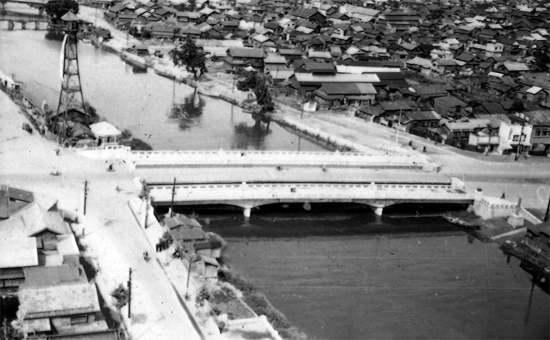 青森古写真 昭和30年に、青森市堤に三重橋が完成している。この品川弥