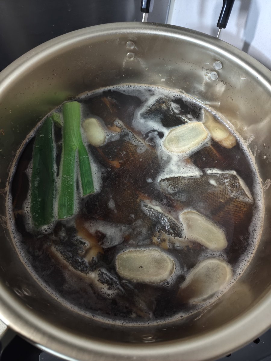 鰈の煮付け作る前に軽く湯通ししたらめちゃくちゃ魚臭いの取れてびっくり
動画に感謝だ…
これからもやろっと…
