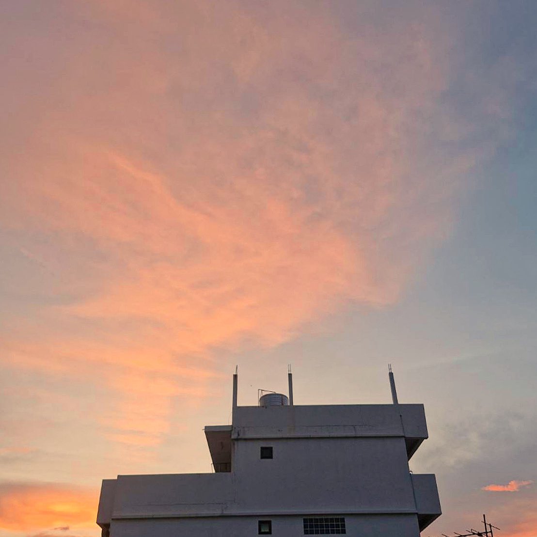 อยู่ไกลแค่ไหนก็ยังขอเหมือนเดิม
ขอให้เขามีความสุขเสมอ