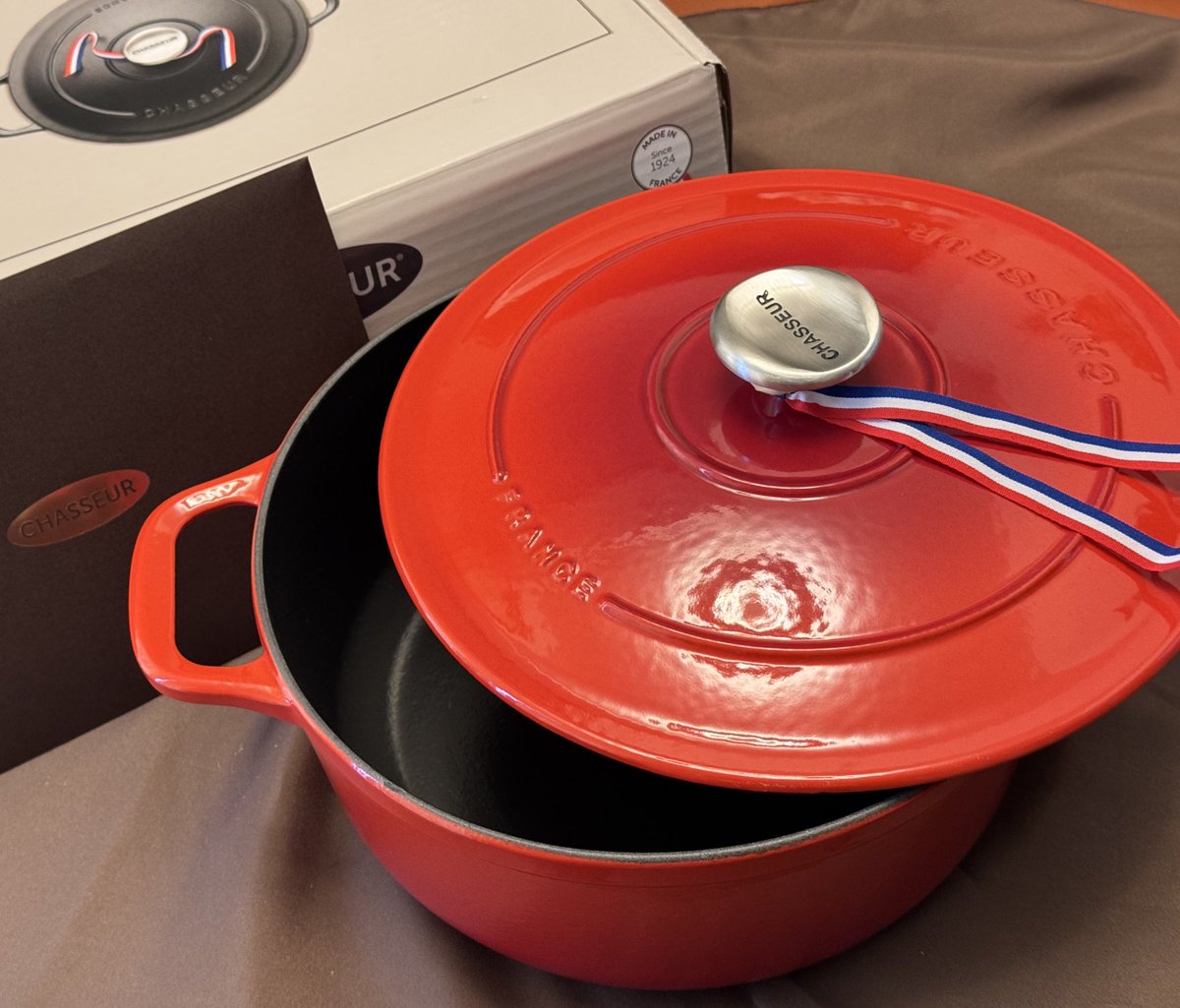 #シャスール さんの 大ちゃんおススメ色　#ラウンドココットルビー　届きました。

３０年近く使って傷んでしまったル・クルーゼも送料無料で引き取って頂けてありがたい✨

綺麗なルビー色で気持ちが上がる❤️滑走屋で留守にするのでカレーを作り置きしてきます。

chasseur-japon.com/collections/ro…