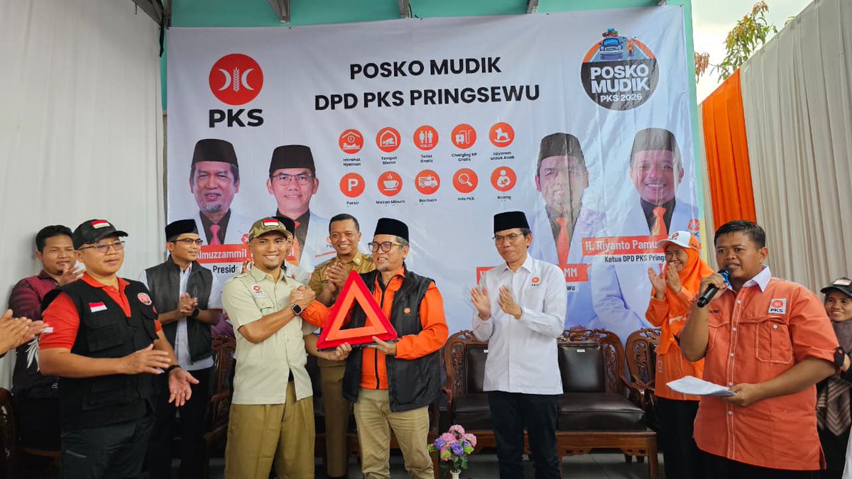 PKSejahtera's tweet photo. Partai Keadilan Sejahtera (PKS) meresmikan Posko Mudik PKS 2026 di Provinsi Lampung. Posko ini didirikan sebagai bentuk pelayanan langsung bagi masyarakat yang melakukan perjalanan mudik, khususnya yang melintasi jalur utama. Posko Mudik PKS tersebar secara nasional di beberapa titik strategis.

Dalam peresmian tersebut, Presiden PKS @Muzzammil_Yusuf menyampaikan bahwa mudik merupakan perjalanan yang penuh makna bagi masyarakat Indonesia, namun juga membutuhkan perhatian dari berbagai pihak agar tetap aman dan nyaman. Karena itu, PKS menghadirkan Posko Mudik sebagai wujud nyata kehadiran partai di tengah masyarakat.