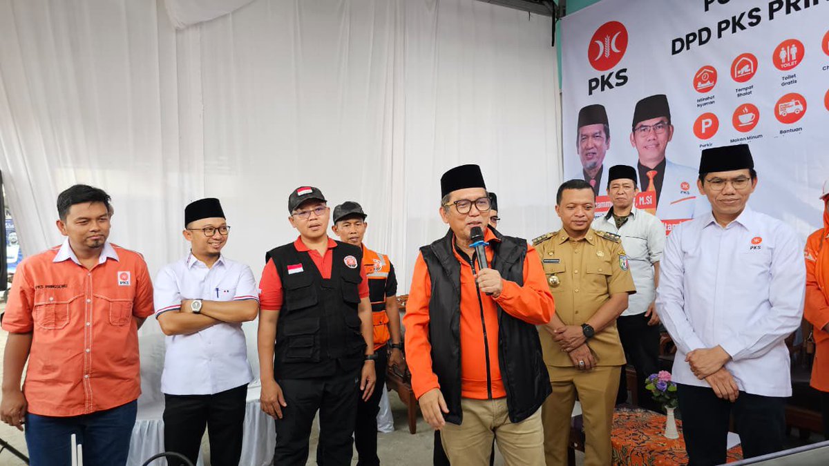 PKSejahtera's tweet photo. Partai Keadilan Sejahtera (PKS) meresmikan Posko Mudik PKS 2026 di Provinsi Lampung. Posko ini didirikan sebagai bentuk pelayanan langsung bagi masyarakat yang melakukan perjalanan mudik, khususnya yang melintasi jalur utama. Posko Mudik PKS tersebar secara nasional di beberapa titik strategis.

Dalam peresmian tersebut, Presiden PKS @Muzzammil_Yusuf menyampaikan bahwa mudik merupakan perjalanan yang penuh makna bagi masyarakat Indonesia, namun juga membutuhkan perhatian dari berbagai pihak agar tetap aman dan nyaman. Karena itu, PKS menghadirkan Posko Mudik sebagai wujud nyata kehadiran partai di tengah masyarakat.