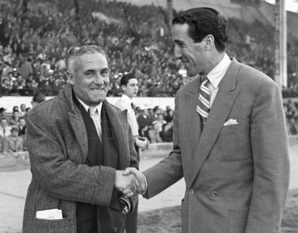 ⚽Derbi madrileño histórico en la Liga 

Hace 75 años, Real Madrid y Atlético de Madrid se midieron en un derbi histórico en el antiguo Estadio Metropolitano, con Héctor Scarone y Helenio Herrera al frente de los banquillos. #EFEfototeca