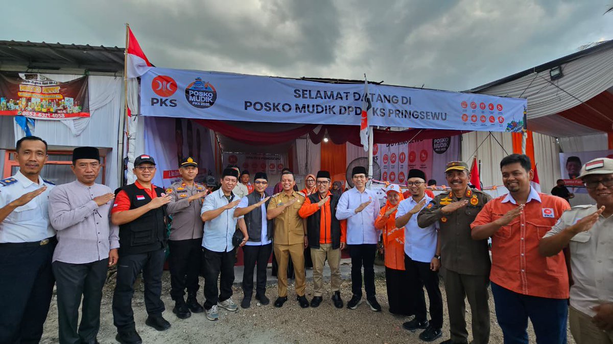 PKSejahtera's tweet photo. Partai Keadilan Sejahtera (PKS) meresmikan Posko Mudik PKS 2026 di Provinsi Lampung. Posko ini didirikan sebagai bentuk pelayanan langsung bagi masyarakat yang melakukan perjalanan mudik, khususnya yang melintasi jalur utama. Posko Mudik PKS tersebar secara nasional di beberapa titik strategis.

Dalam peresmian tersebut, Presiden PKS @Muzzammil_Yusuf menyampaikan bahwa mudik merupakan perjalanan yang penuh makna bagi masyarakat Indonesia, namun juga membutuhkan perhatian dari berbagai pihak agar tetap aman dan nyaman. Karena itu, PKS menghadirkan Posko Mudik sebagai wujud nyata kehadiran partai di tengah masyarakat.