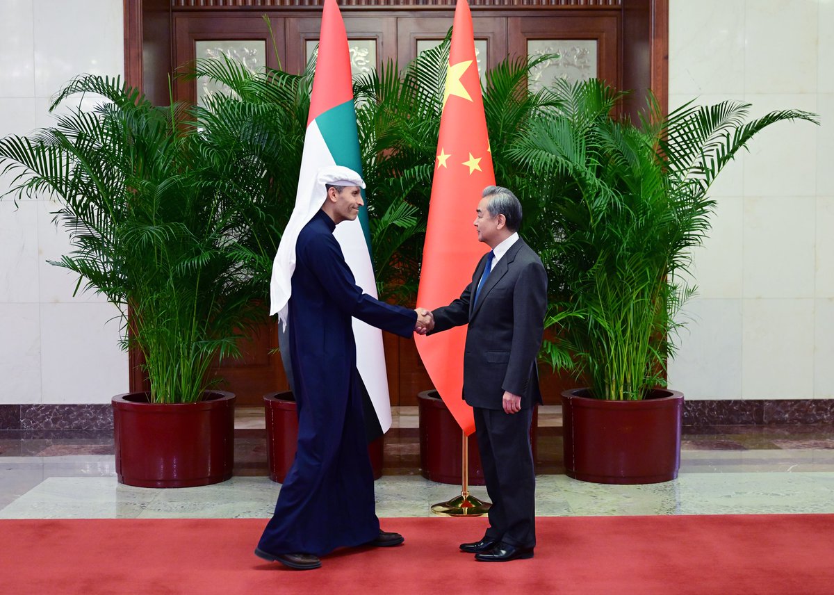 SpoxCHN_MaoNing's tweet photo. قال وزير الخارجية وانغ يي خلال لقائه مع السيد خلدون المبارك المبعوث الخاص لرئيس الإمارات لدى الصين إن هذه الحرب ما كان يجب أن تندلع، وليست هناك أي ضرورة للاستمرار، ويجب تجنب مزيد من الخسائر البشرية والمادية.

إن الجانب الصيني يدعم الإمارات بثبات لحماية سيادتها وأمنها وسلامة أراضيها، ويدين الهجمات المستهدفة على المدنيين والمنشآت المدنية، وسيواصل جهود الوساطة من أجل وقف إطلاق النار ومنع القتال، بما يعيد السلام والاستقرار إلى الشرق الاوسط في يوم مبكر.