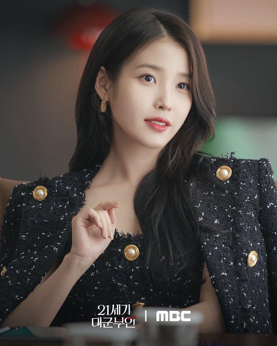25ems's tweet photo. She can unfashionable most of the times 🫢 but definitely she's pretty and charming... and that completes the outfit 🥰
#IU
#PefectCrown
#21세기대군부인 https://t.co/0Ye0kKF7lg
