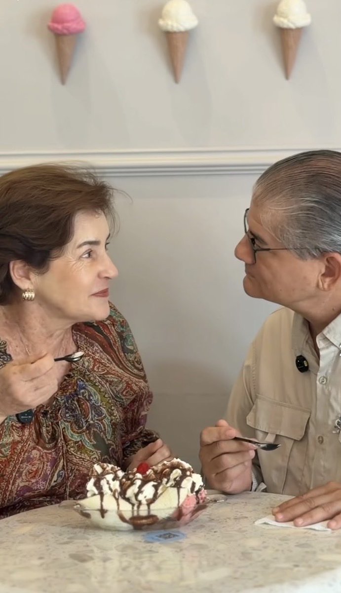 🇪🇨 🎂 En marzo de 1983, Aldo Faidutti (21) y María Fernanda Hidalgo (23) abrieron su 1ra heladería en 9 de Octubre y Carchi con el nombre ‘Il Gelato Italiano’. Hoy la marca ‘Sorbetto’ lleva 43 años y tiene 13 locales entre Gye, Quito, Cuenca, Cayambe e Ibarra.