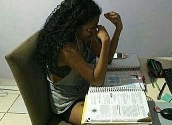 Adriel10k's tweet photo. Eu abrindo o material pra estudar para o ENEM e sem saber por onde começar https://t.co/HOj27j90f2