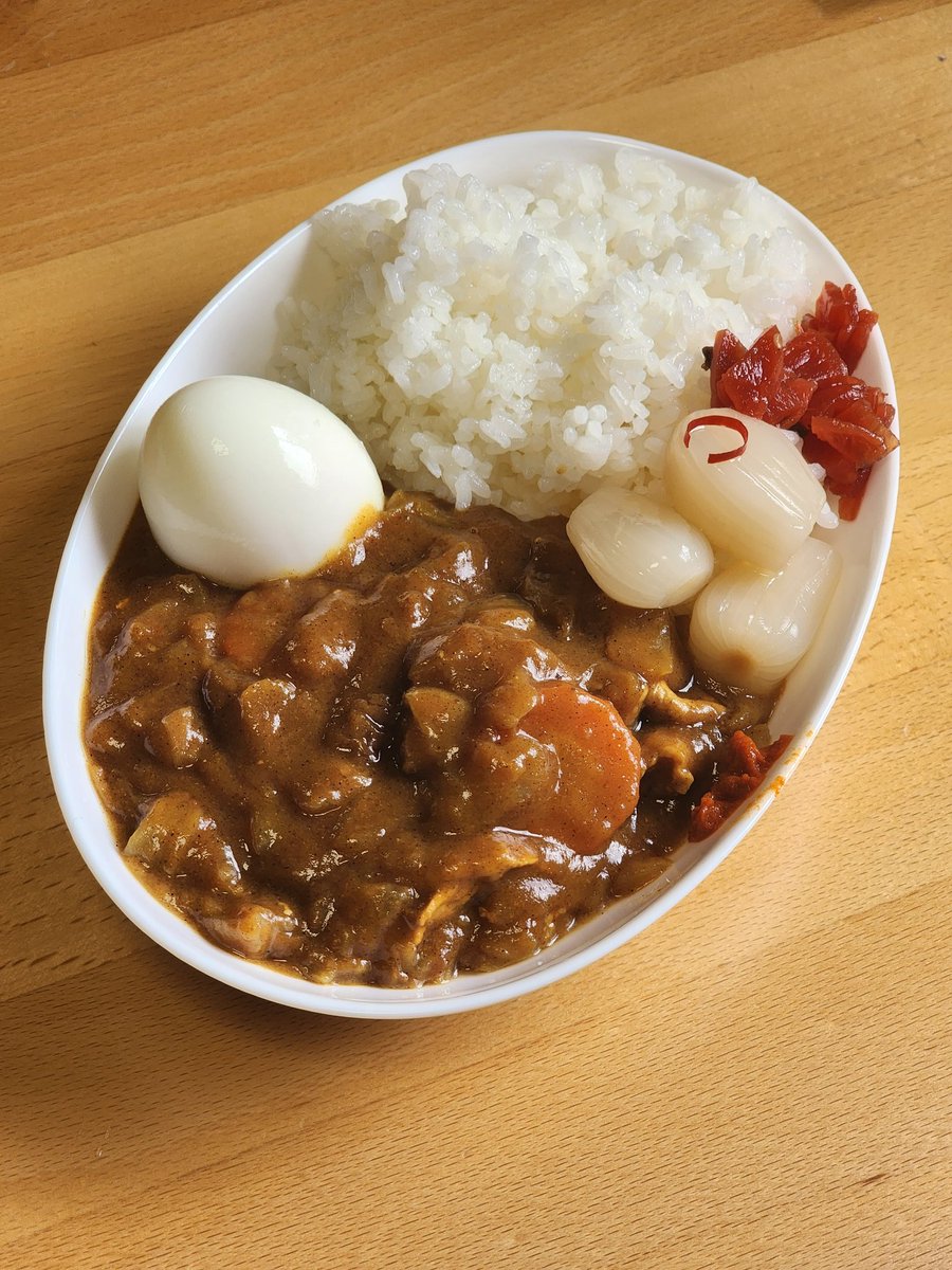 カレーは偉大だ……！！
あらゆるモノを受け入れ…
そして、調和する……！！
納豆ぶち込んでも、
醤油ぶっかけても、
ハリッサ混ぜても、
みんなちがって、みんないい
って、受け入れてくれる……！！