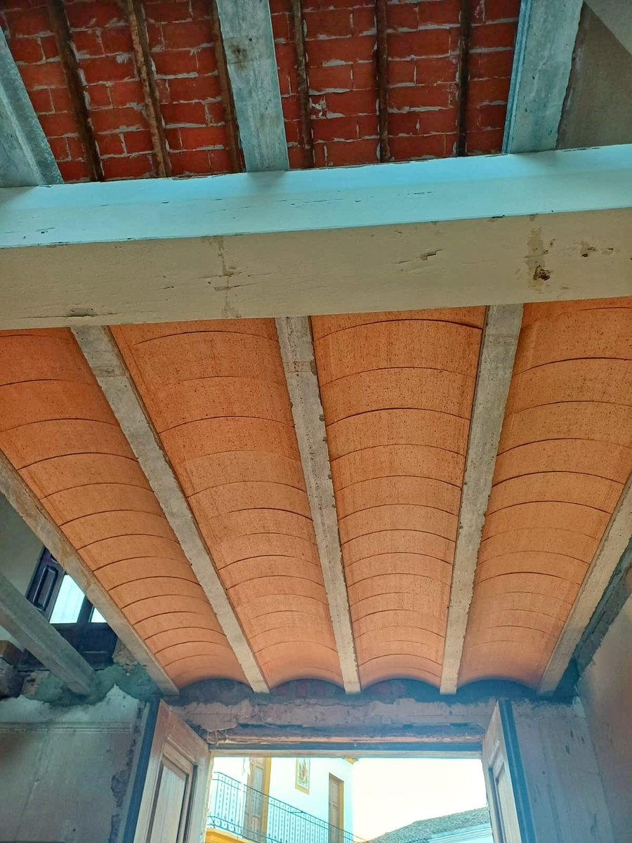 ConsMariAleixos's tweet photo. 👷🏼 Forjado de vigueta pretensada de hormigón con revoltón cerámico visto. 💪 ¡Seguimos avanzando en uno de los proyectos que estamos desarrollando en Benifaió!

🔗 Nuestra web: https://t.co/rJEPyziFl3 https://t.co/uTpuIDxE0z