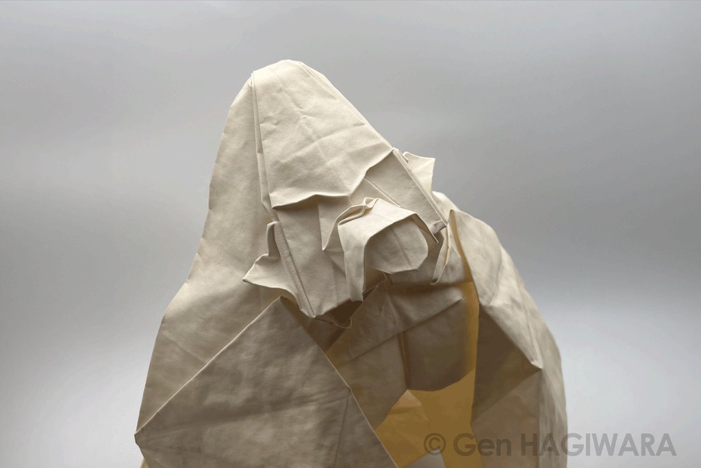 ミスティックペーパーはホントにカッチカチになるので、紙の弱点の一つである経年での形状劣化が少ない面白い素材。
写真は試しに100cm四方のミスティックペーパーで折ってみたゴリラですが、経過観察のために部屋に置いてから4年経つ今も形にはほぼ変化ないです。色は黄ばんできたかな。