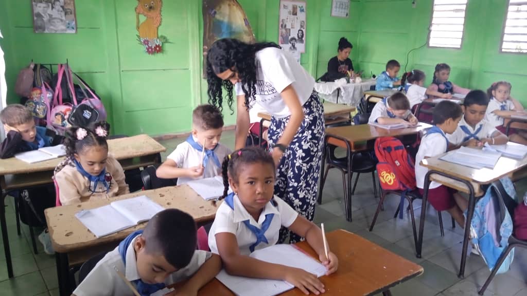 RadioSSp's tweet photo. 🫶Desde hace poco más de un curso, la joven maestra Samira de la Caridad Cordero González ejerce la noble profesión de educar en aulas de la Institución Educativa Bernardo Arias Castillo de Sancti Spíritus.
https://t.co/fiRkVPdnVH 
@DiazCanelB 
@DeivyPrezMartn1 
@AlexisLorente74 https://t.co/U2DVmDrKp4