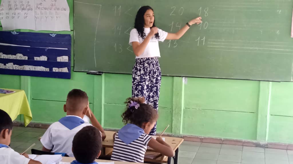 RadioSSp's tweet photo. 🫶Desde hace poco más de un curso, la joven maestra Samira de la Caridad Cordero González ejerce la noble profesión de educar en aulas de la Institución Educativa Bernardo Arias Castillo de Sancti Spíritus.
https://t.co/fiRkVPdnVH 
@DiazCanelB 
@DeivyPrezMartn1 
@AlexisLorente74 https://t.co/U2DVmDrKp4