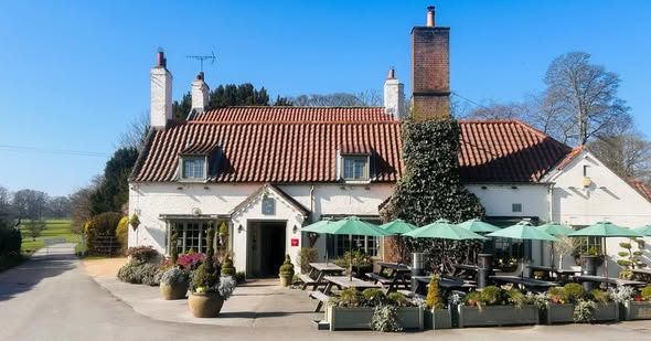 pipeandglass's tweet image. The sun's out, is now the time for al fresco dining?! 📷
#pipeandglass #michelinstar #hellosunshine #alfrescodining