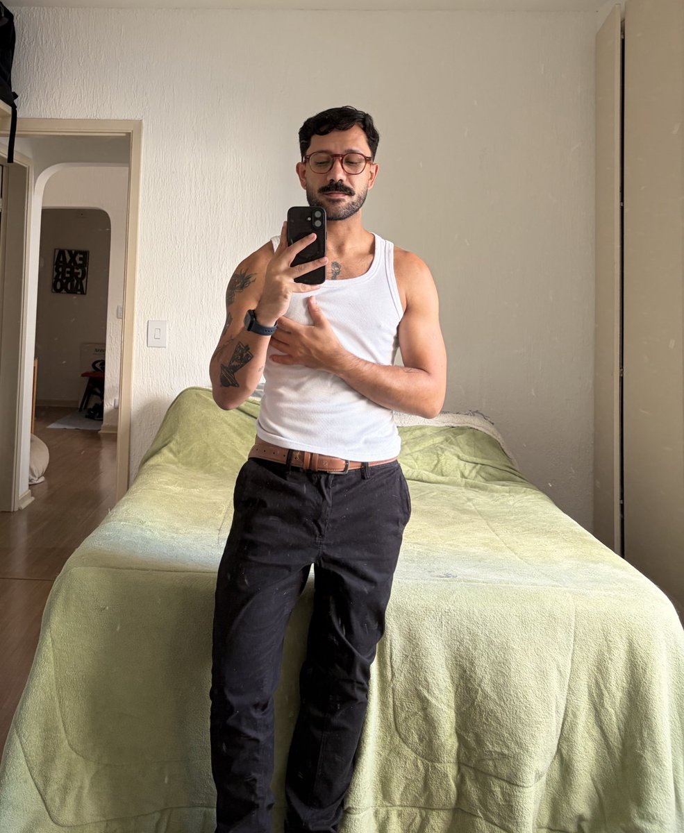 Pose segurando a teta