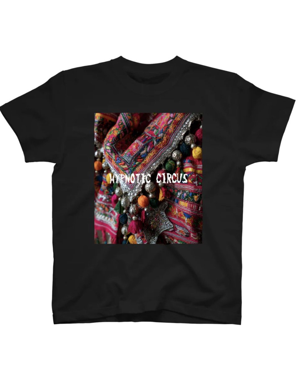 AIが描く実在しないバンジャラ族のファブリックシリーズ全6作品🇮🇳
Tシャツ全26色　サイズS〜XXXL、レディースサイズ、
各キッズサイズあります
BANJARA 01
#suzuri #hypnoticcircus #スズリで販売中