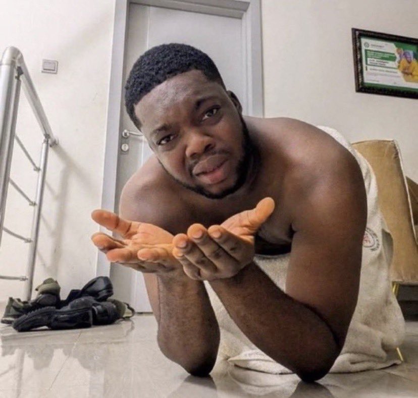 B.a.s.t.i.l.l.u.x.e tweet media