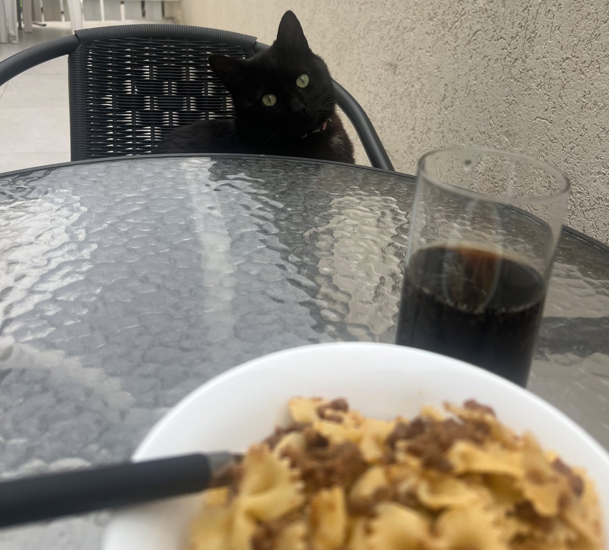 Vivir sola ✅
Comer sola ❌