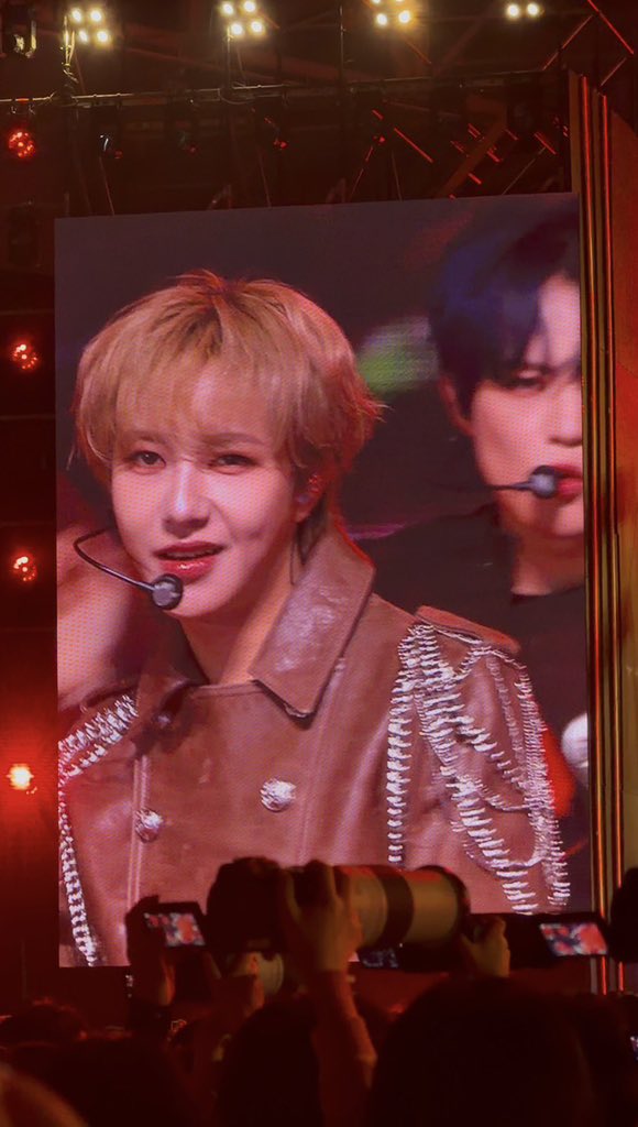 대형 스크린에 런쥔이 tweet media