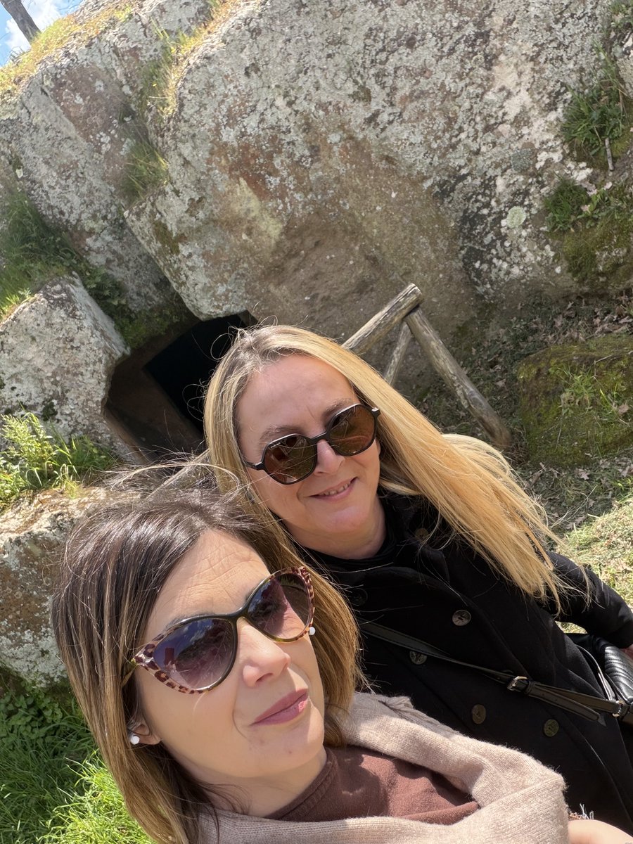 Due mummie che visitano la necropoli Etrusca di Cerveteri 

⁦<a href="/GGaribaldi1993/">GiuseppeGaribaldi1993</a>⁩ ti consigliamo questo posto per i tuoi reel, qui c’è tanta storia e sicuramente anche tanti fantasmi 😝