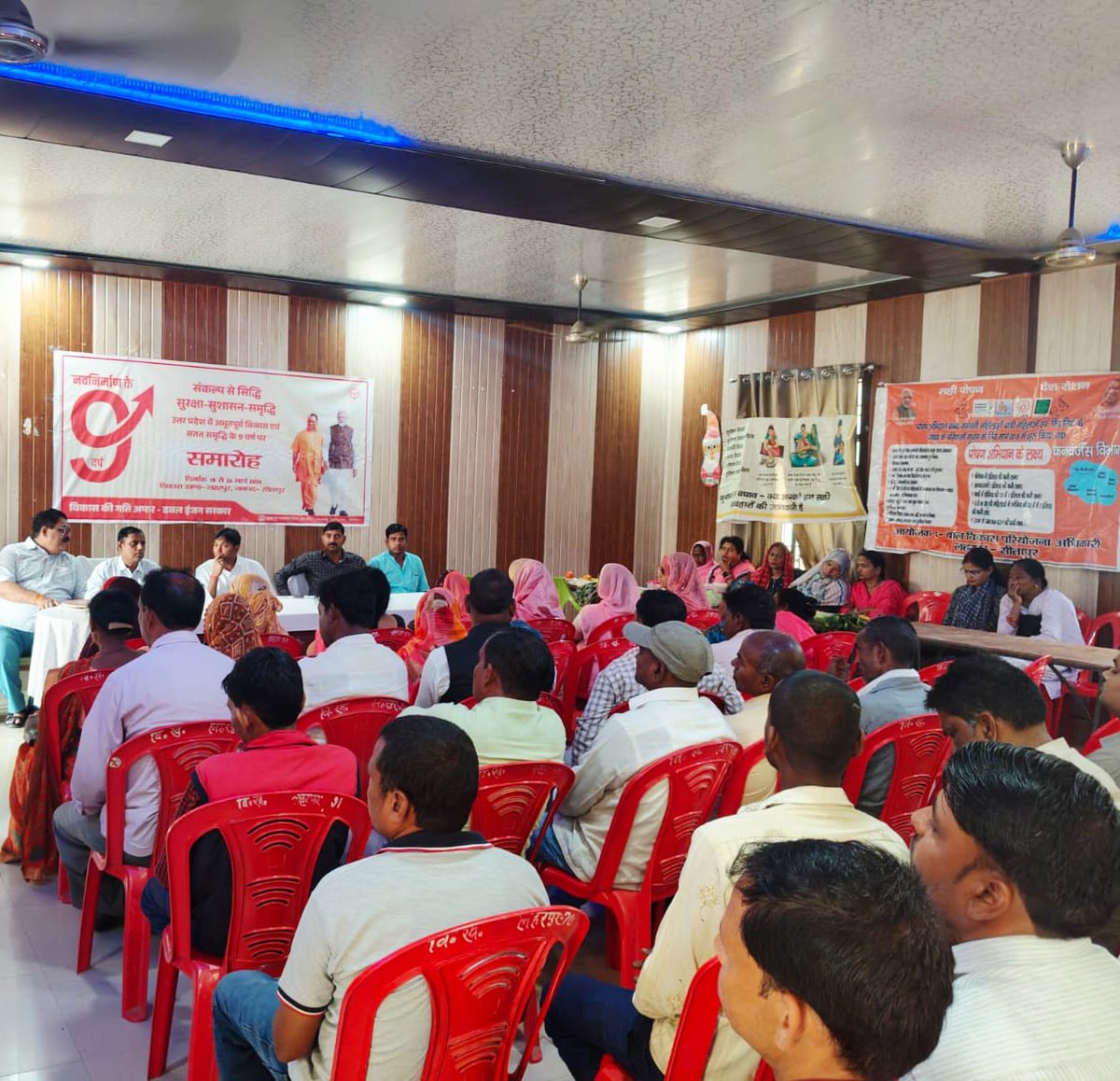BdoLaharpur's tweet photo. विकासखंड लहरपुर में उत्तर प्रदेश सरकार के 9 वर्ष पूर्ण होने पर “नव निर्माण के नव वर्ष” कार्यक्रम आयोजित हुआ। विभिन्न विभागों के स्टाल लगे और खंड विकास अधिकारी ने मुख्यमंत्री आवास योजना के लाभार्थियों को आवास की चाभियाँ वितरित की।
@dm_sitapur @CdoSitapur @UpCrd https://t.co/urvUGr8HCa