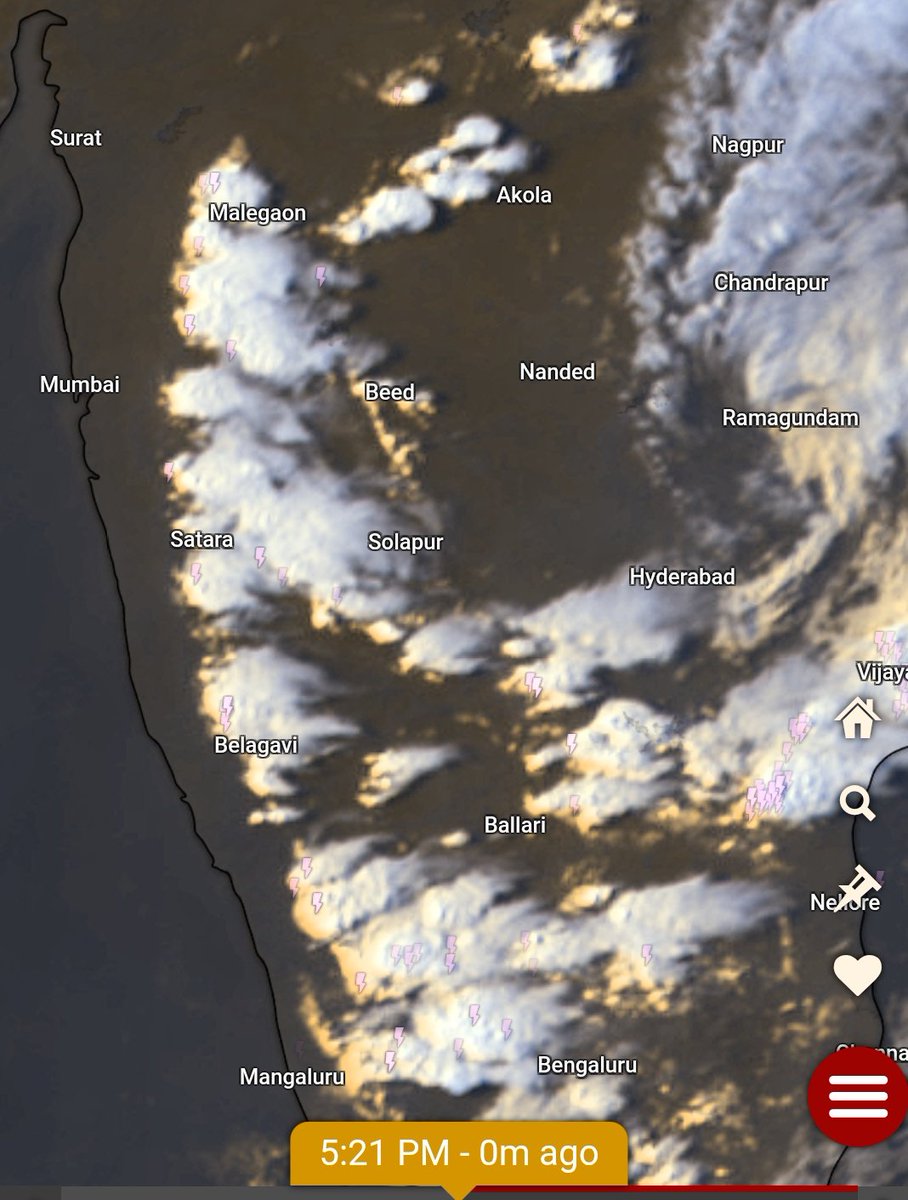 meet_abhijit's tweet photo. As hinted in the #forecast, see how #Konkan remains crystal clear, while the #Thunderstorm line is forming along the convergence zone (#LWD) just beyond the #SahyadriGhat over leeward Deccan #Maharashtra. 🌩️🌄
Hit & miss #Thunderstorms flaring up across #Nashik, #Pune, #Satara, #Sangli to #Kolhapur districts. 🌩️