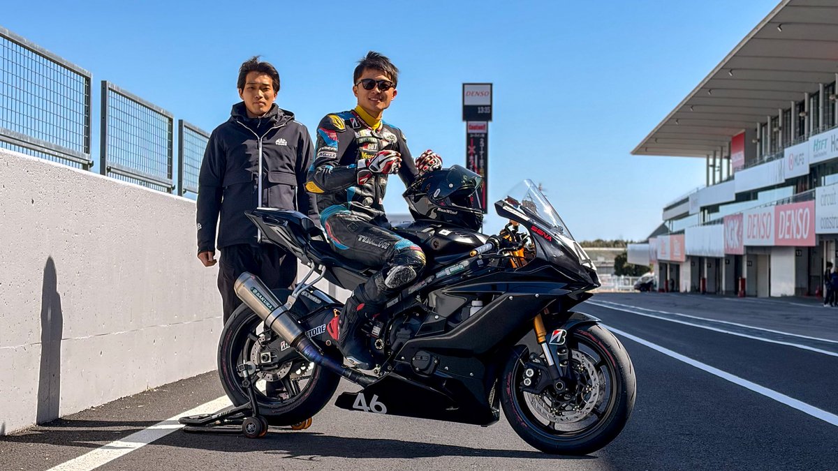 Siro46_Racing's tweet photo. 鈴鹿サンデーロードレース選手権2026
NAT-ST600クラスにYAMAHA YZF-R6で
フル参戦します!!

モトブロガーとして活動中の
@Siro_motovlog がライダーとして走ります。

YouTubeの力で2輪レースを盛り上げる為に
モトブロガーから鈴鹿8耐ライダーを目指して
全力で頑張ります。

#Siro46 #拡散希望 https://t.co/iDv245pgKR