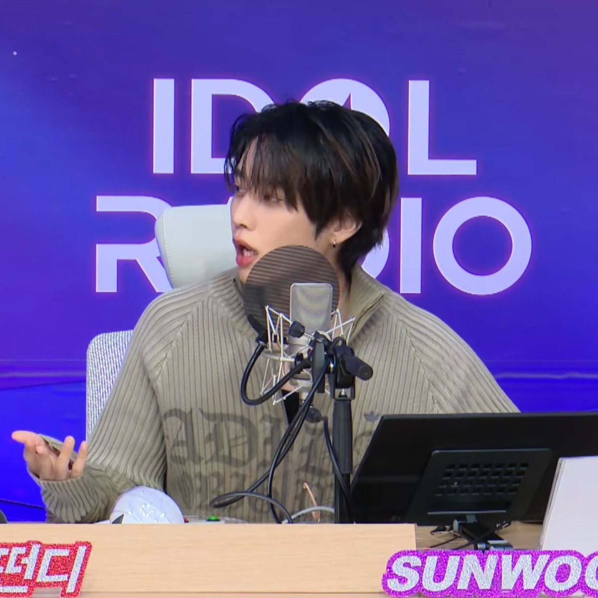 deobimom's tweet photo. sunwoo talked about the concert that he's the type to say "go and see it for yourself" instead of spoiling it all like eric HAHAHHA

he also says that tomorrow something of his will content "of his clone" (it's show me the money)

#SUNWOO #선우 https://t.co/1ct3jRrP7H