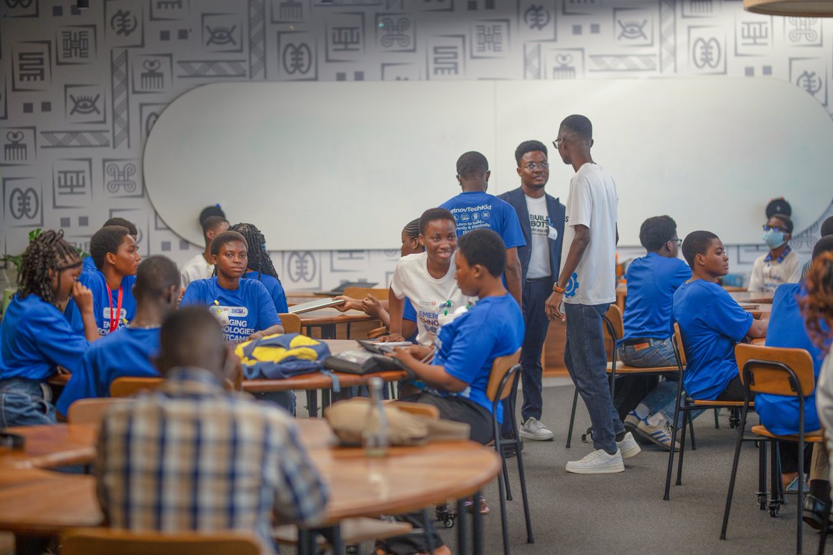 desmondknunoo's tweet photo. I had the privilege of introducing high school students to emerging tech during the Emerging Technologies Bootcamp.

At the end, the entire cohort, along with their school facilitators, headed to the Google Accra Al Community Centre three weeks ago for an interactive industry https://t.co/kJtGJF7ZJu