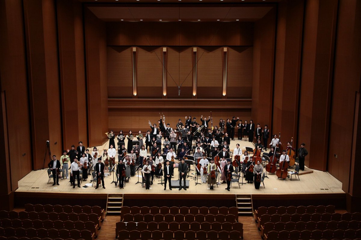 Riku_Okamoto_'s tweet photo. オーケストラ・チェルカトーリの皆さんとの特別演奏会、終演いたしました。たくさんのお客様にお越しいただきました。本当にありがとうございます。

同志社交響楽団とのチェコ公演が終わり、そのまま練習に直行する予定だったのですが、
ルフトハンザ航空がストライキ！ どうなることやらでしたが、奇跡的に搭乗予定だったミュンヘン→関空便は飛び(ミュンヘン→羽田便は欠航)、事なきを得ました。

チェルカトーリは僕が渡欧前にご一緒させていただいたリアンフィル2022(首都圏のあらゆる大学4年生が卒業を前に集結するオーケストラ)のメンバーが中心となって結成されました。
なのでこれまでもずっとご一緒したかったのですが、僕がヨーロッパに住んでいることもあり、4年越しでようやく共演が実現しました。

そのような経緯があり、チェルカトーリのことはいつもSNSで見ていて、陰ながら応援していました。
実際にご一緒してみると、みんな一人一人に意見があり、その一つ一つに対してリスペクトと感謝が存在する、本当に素敵なオーケストラでした！

次にご一緒させていただけるのはいつになるでしょうか。良い演奏会であればあるほど別れは寂しいですが、これがまた原動力！
お互い頑張っていきたいと思います！