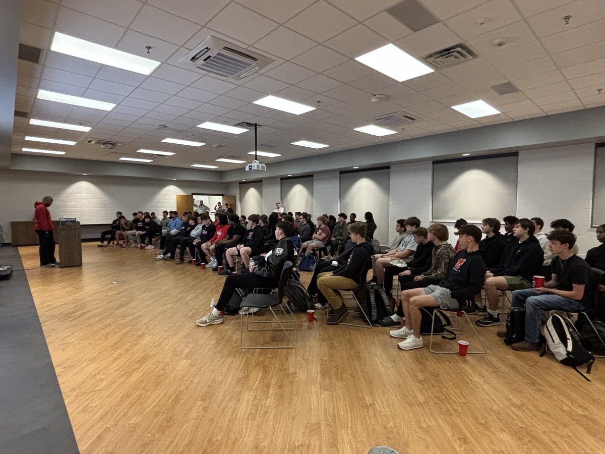 MorganCounty_FB's tweet image. Great turn out for Rise-up #2 this morning! @coachbethea with a solid message for our players. Go Dogs!

#accountabilty #donoharm #corevalues #morethanfootball #raisingmen