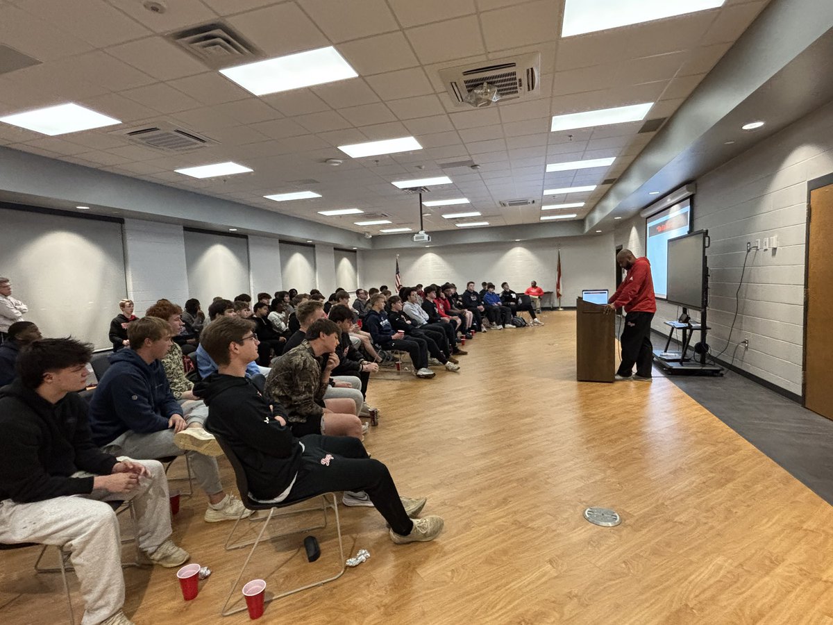 MorganCounty_FB's tweet image. Great turn out for Rise-up #2 this morning! @coachbethea with a solid message for our players. Go Dogs!

#accountabilty #donoharm #corevalues #morethanfootball #raisingmen