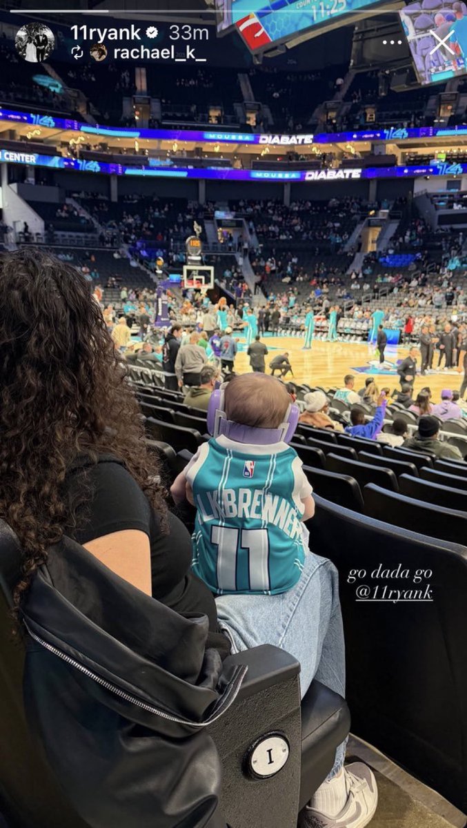 hornetslatino's tweet photo. La mujer y la hija de Ryan Kalkbrenner viendo el partido anoche 💜🩵 https://t.co/CGwBljqrOS