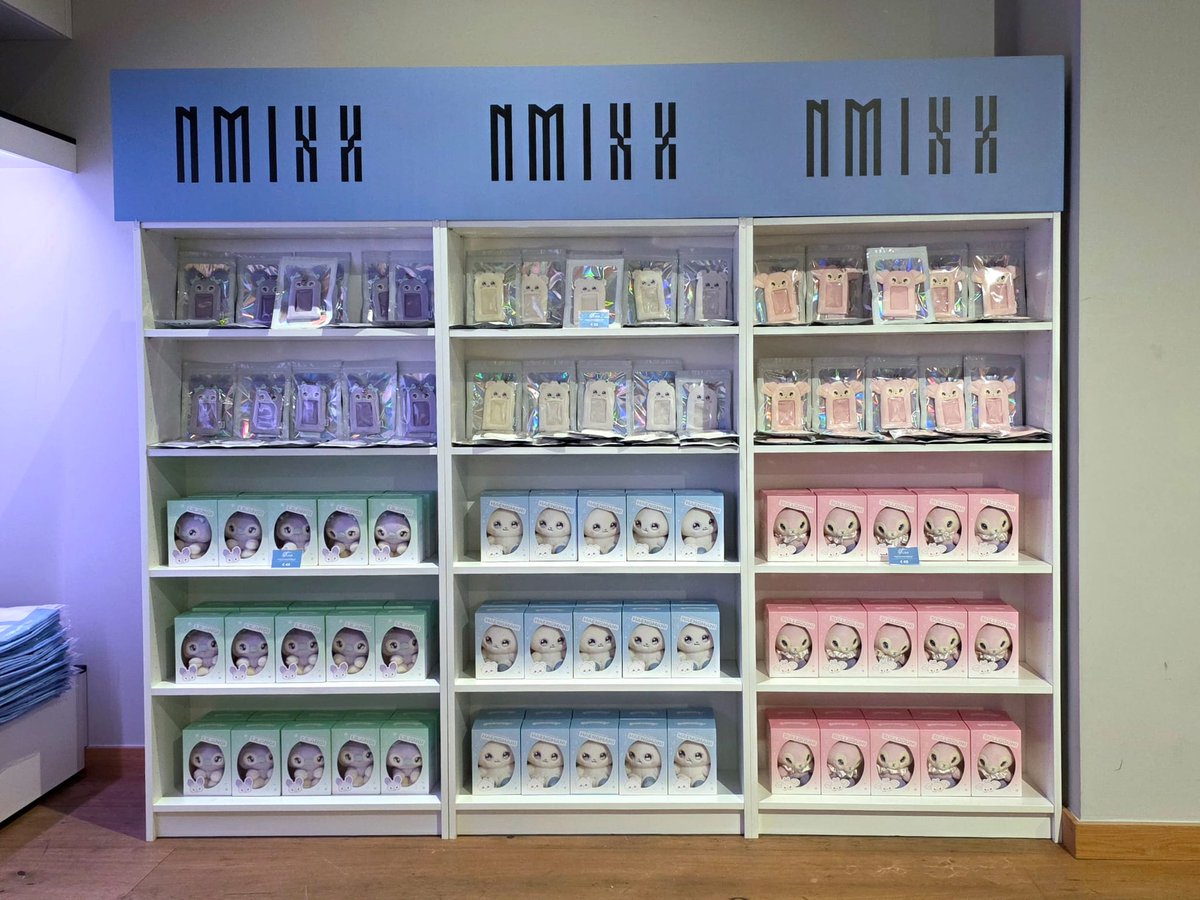sokollab_uk's tweet photo. NSWER, the moment has arrived! 📢✨

The official NMIXX pop-up store for the ‘Episode 1: Zero Frontier’ tour is NOW OPEN in Amsterdam! 🇳🇱

Get ready to grab exclusive merch and immerse yourself in the world of NMIXX before and after the show.

📅 Open: 18 – 22 March only
📍 Location: 102 Rokin 🫶
#NMIXX #NSWER #ZeroFrontier #NMIXXinAmsterdam #PopUpStore