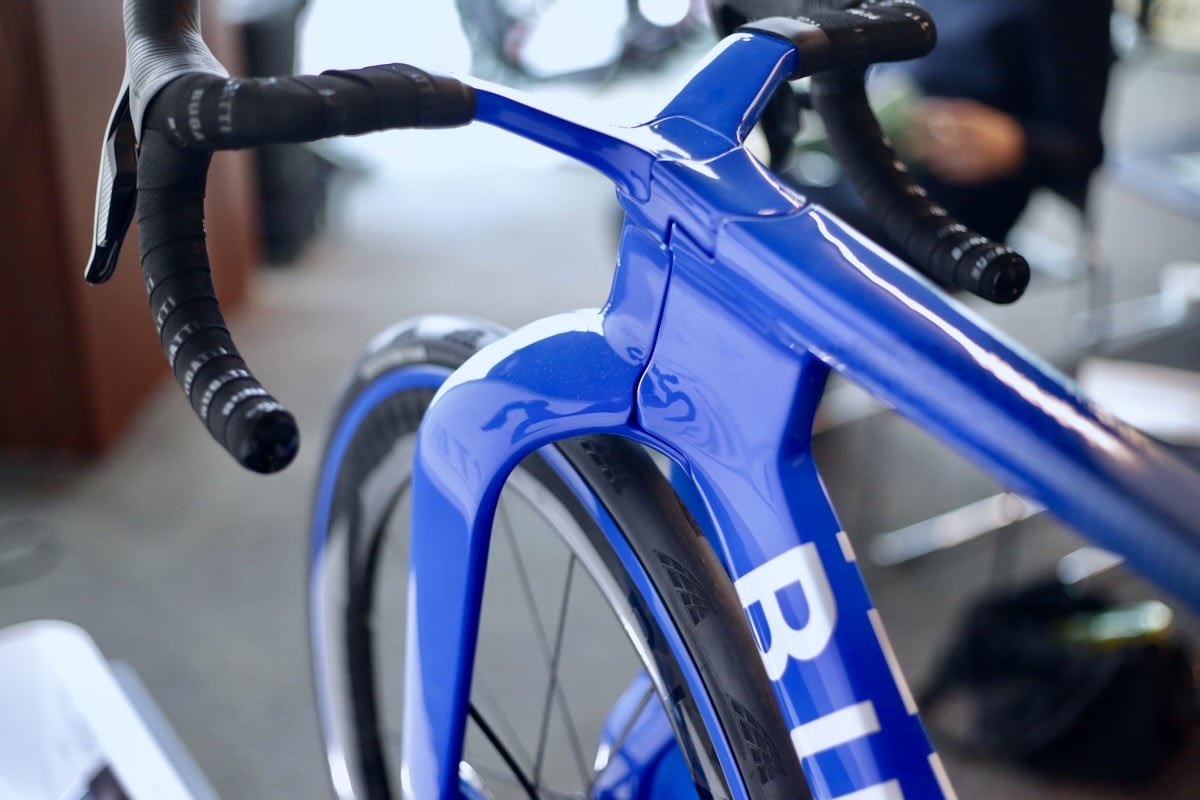 Daichi_Bicycle's tweet photo. ファクターがブガッティとのコラボで製作されたバイク🚲 完成車価格380万円（税抜）と…自転車としてはあまりにも高額過ぎて一般の方ではなかなか購入が厳しそうです💸個人的にカラーは好きですが。

UCI非認証のフロントフォークなのでUCI絡みのレースではこのバイクはおそらく使用不可なんでしょうね🤔

バーテープにもブガッティのロゴは入っているのでむやみにバーテープの交換はできないですね、というより購入したところでこのバイクに平然と乗れるんでしょうか❓