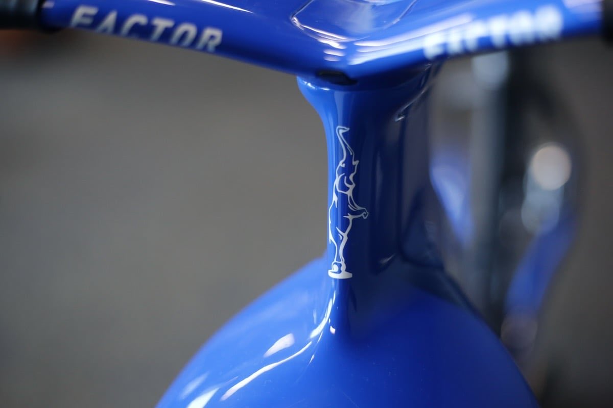 Daichi_Bicycle's tweet photo. ファクターがブガッティとのコラボで製作されたバイク🚲 完成車価格380万円（税抜）と…自転車としてはあまりにも高額過ぎて一般の方ではなかなか購入が厳しそうです💸個人的にカラーは好きですが。

UCI非認証のフロントフォークなのでUCI絡みのレースではこのバイクはおそらく使用不可なんでしょうね🤔

バーテープにもブガッティのロゴは入っているのでむやみにバーテープの交換はできないですね、というより購入したところでこのバイクに平然と乗れるんでしょうか❓