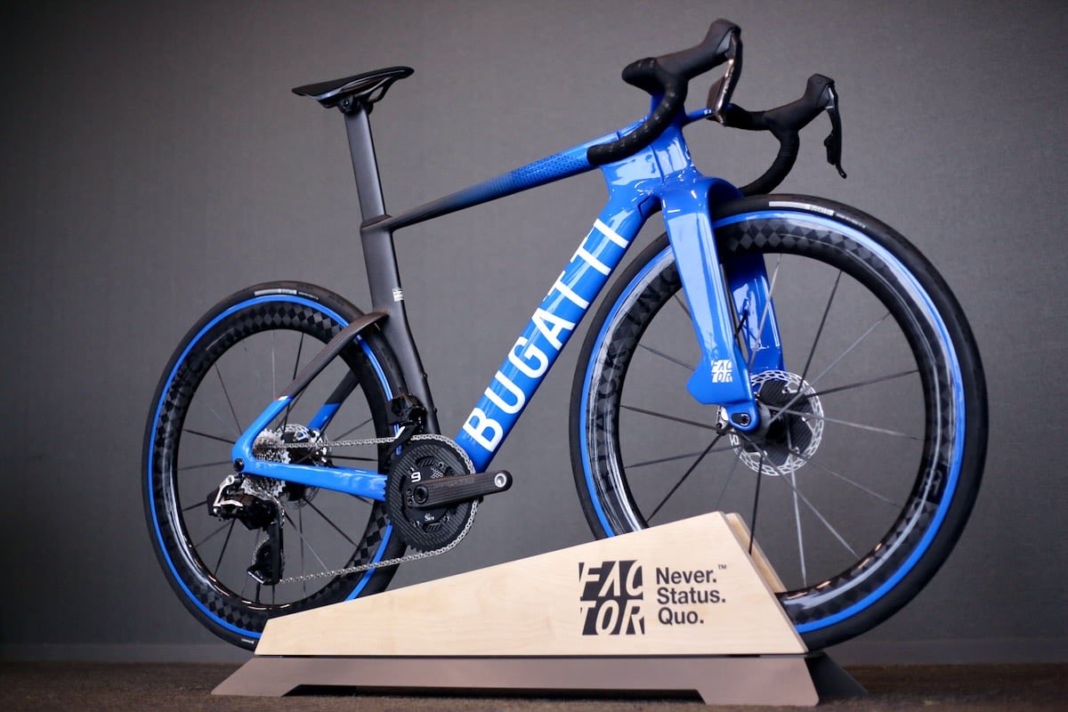 Daichi_Bicycle's tweet photo. ファクターがブガッティとのコラボで製作されたバイク🚲 完成車価格380万円（税抜）と…自転車としてはあまりにも高額過ぎて一般の方ではなかなか購入が厳しそうです💸個人的にカラーは好きですが。

UCI非認証のフロントフォークなのでUCI絡みのレースではこのバイクはおそらく使用不可なんでしょうね🤔

バーテープにもブガッティのロゴは入っているのでむやみにバーテープの交換はできないですね、というより購入したところでこのバイクに平然と乗れるんでしょうか❓