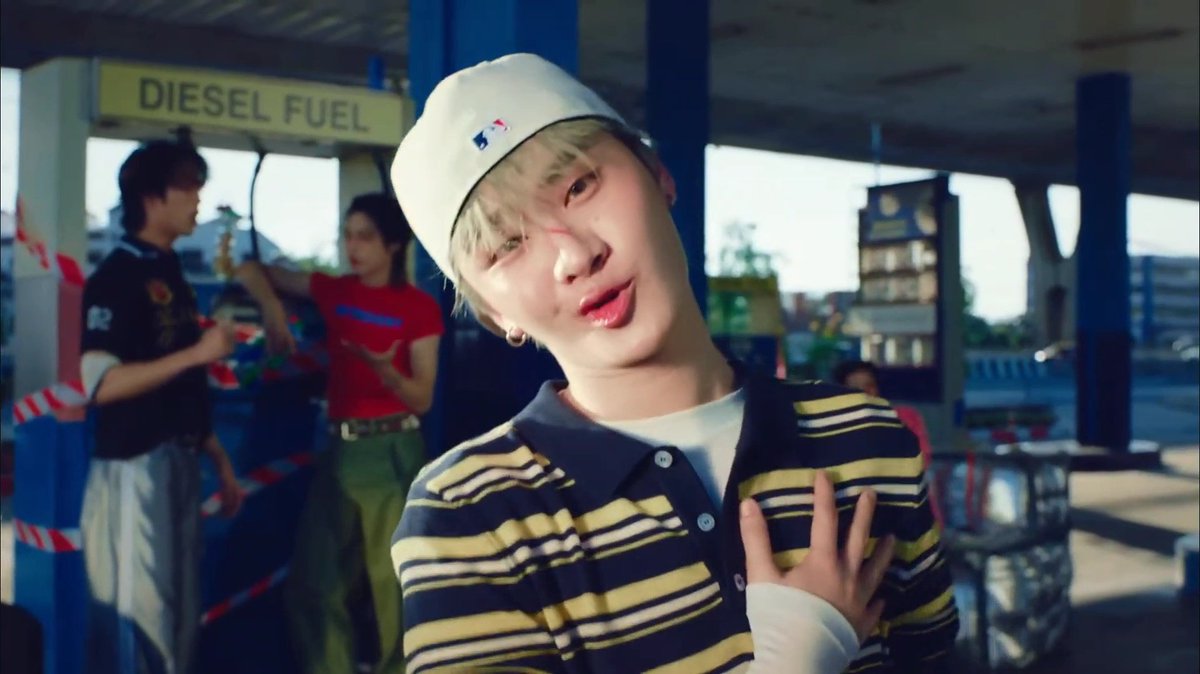 ห้ะะะะ เอ็งไปหัวทองตอนไหน

#THAIchayanon
#BUS_คับเฮีย_เอ็มวี