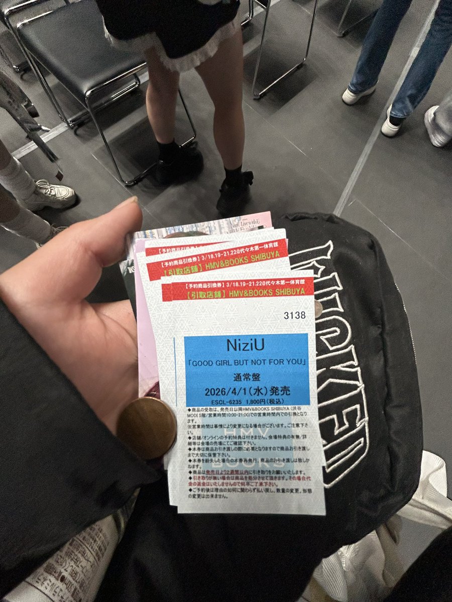 _riopipi's tweet photo. D2ブロック5列8番の下に引換券とFCくじステッカーと110円が落ちてて、D2の6列9番の下にポーチと水忘れてます！！拡散お願いします‼️ #niziu https://t.co/I9cSfLMy2u