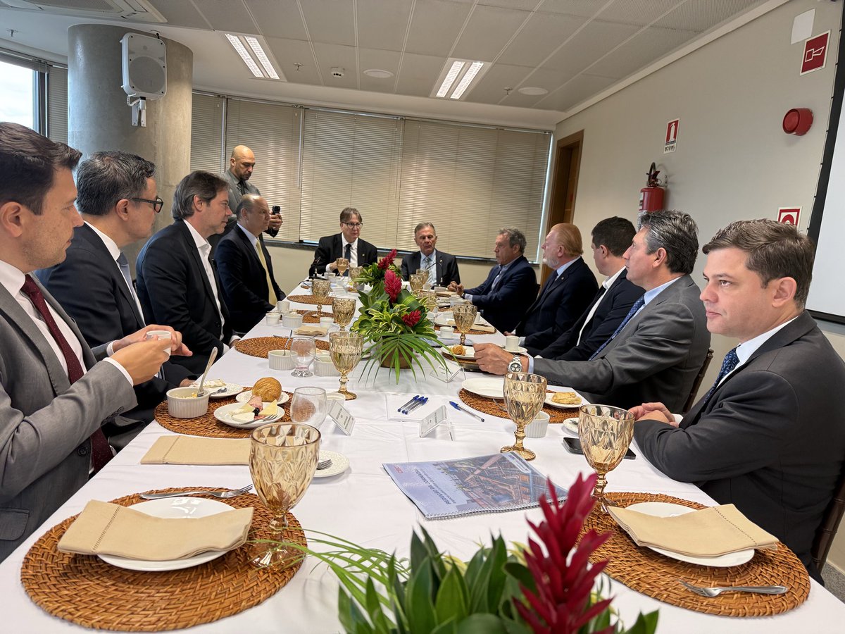 Reuniao na Camara Brasileira da Industria da Construcao Civil com os deputados federais do Parana. Pauta jornada 6x1.