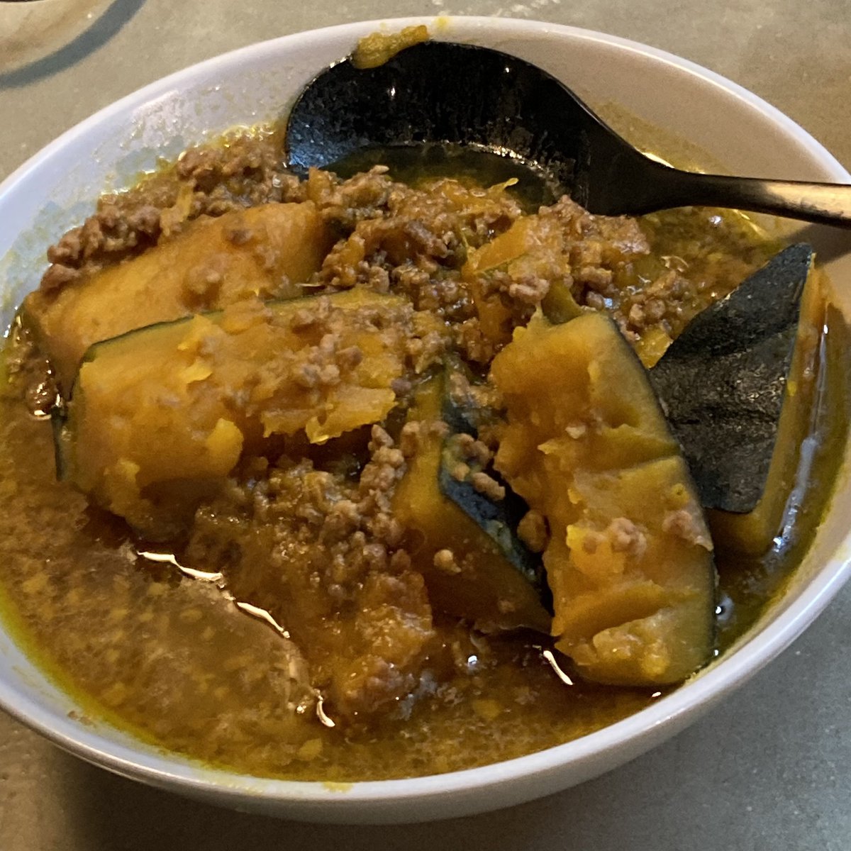 mochimaruobake's tweet photo. 無限キャベツ？��美味しすぎてモリモリ食べてたらこもちゃんに「なくなっちゃう！😡」って言われたので綺麗に半分だけ食べました🤭
かぼちゃの煮たやつおいしすぎてつまみぐいしてたらバレたのでバレないように汁だけ盗んでつまみにしてます😼皿を舐めるだけでつまみになる！うまい！ https://t.co/euOHlgvrC7