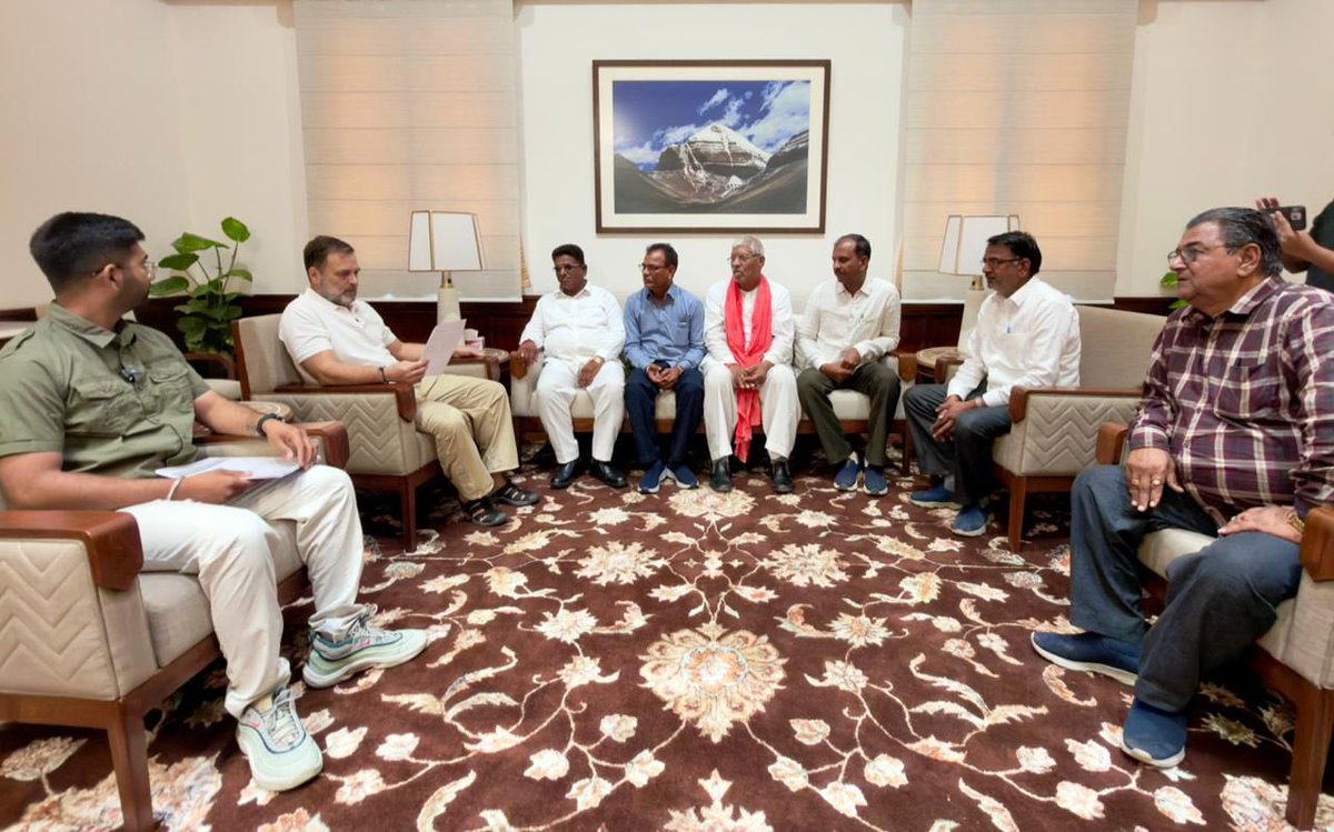 GovindDotasra's tweet photo. मोदी सरकार के नए नियमों से राजस्थान के ट्रक और बस बॉडी निर्माताओं के उद्योग, लाखों परिवारों का भविष्य एवं रोज़ी-रोटी पर संकट मंडरा रहा है। 

आज राजस्थान से गए प्रतिनिधिमंडल ने लोकसभा में नेता विपक्ष राहुल गांधी जी से मुलाकात कर इस मुद्दे पर अपनी गंभीर चिंता व्यक्त की एवं बात रखी।

सरकार के नए मानक व भारी शुल्क छोटे कारोबारियों की कमर तोड़ रहे हैं। साथ ही RTO में बस पंजीकरण प्रक्रिया में जटिलता के कारण ट्रांसपोर्ट व्यवसाय प्रभावित हो रहा है, कारोबार बंद होने की कगार पर है।

नेता विपक्ष @RahulGandhi जी एवं कांग्रेस महासचिव व सांसद @priyankagandhi जी ने केंद्रीय सड़क परिवहन एवं राजमार्ग मंत्री @nitin_gadkari जी से मुलाकात कर प्रतिनिधिमंडल की समस्याएं बताई एवं तुरंत समाधान हेतु आग्रह किया। उन्होंने सुरक्षा से समझौता किए बिना नियमों को व्यावहारिक बनाने और छोटे कारोबारियों व स्थानीय उद्योगों को बचाने की मांग की।

छोटे उद्योग, ट्रांसपोर्ट व्यवसाय एवं इनसे उत्पन्न रोजगार ख़तरे में हैं, मोदी सरकार को समझना चाहिए कि नियम आसान होंगे तभी व्यापार चलेगा और रोजगार बचेगा।
#TruckBusOperators #SmallIndustries