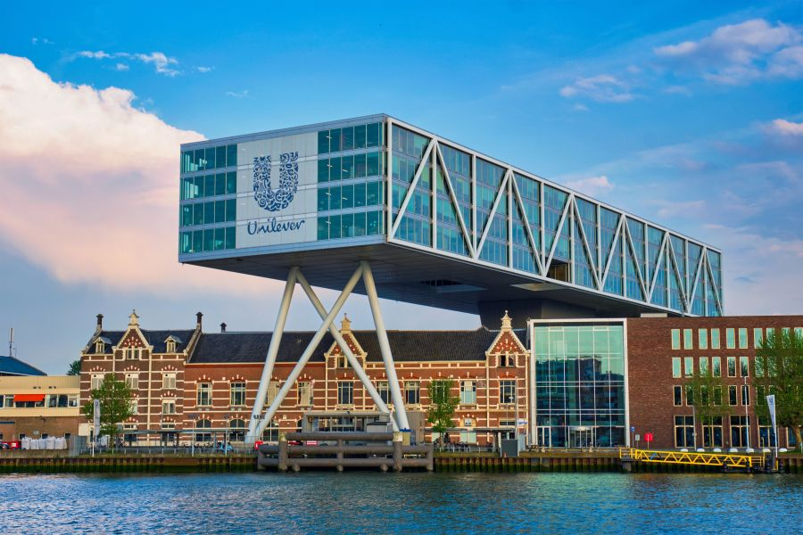 FoodIng1st's tweet image. Unilever weighs major separation of food assets in bold FMCG strategy shift 

#foodandbeverage #businessnews #consumertrends

Read the full article here👉foodingredientsfirst.com/news/unilever-…